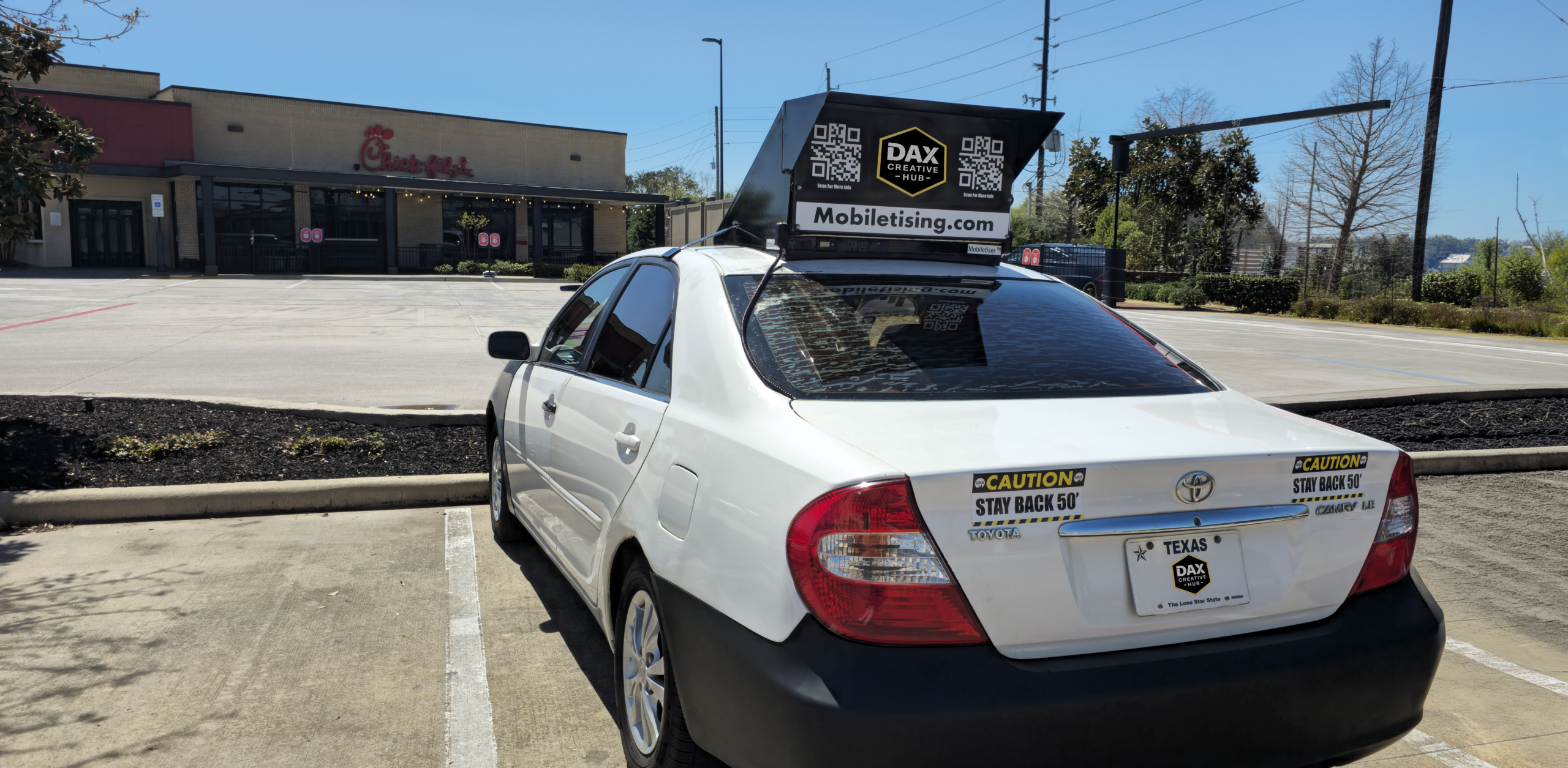 Mobiletising vehicle with rooftop digital billboard for mobile advertising